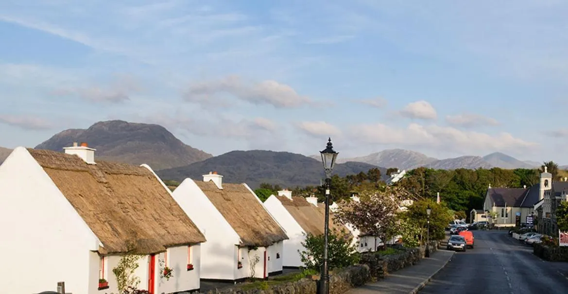 펜션 Boutique Townhouses Letterfrack Village - Entrance To Connemara National Park